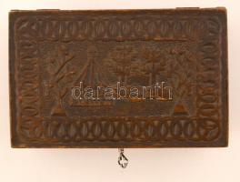 1916 Dél Tirolban hadifogságban készült emlék. Faragott fa doboz, rajta felirattal és csapat sapkaje...