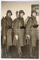 1942-1943 Magyar katonák a keleti fronton. Novgorod, Sosztka, zsákmányolt orosz harckocsik. 20 db fe...