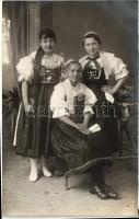 1918 Modor, Modra; Lányok népviseletben / girls, photo