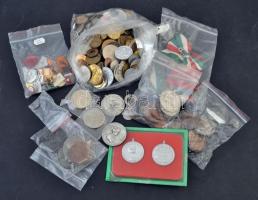 Vegyes magyar és külföldi érme, emlékérem, sportérem, zseton, jelvény, replika tétel 2kg-os súlyban,...