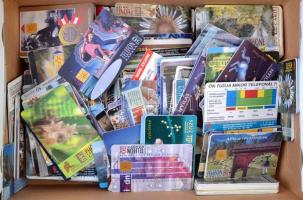 Néhány száz darab használt magyar telefonkártya cipős dobozban