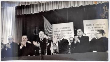 cca 1960-1970 Kádár János és más politikusok ünnepségen, fotó, 12,5×22,5 cm