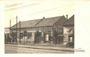 Budapest XIX. Kispest, Ady Endre utca (?), Turányi Ferencz hentes és mészáros üzlete, Hunyad János vendéglője, étkezde, villamossín, automobil, Csesznék fényképészeti Műterem, photo