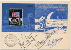 Neil Armstrong (1930-2012), Michael Collins (1930- ), Buzz Aldrin (1930- ) amerikai űrhajósok autopen aláírásai emlékborítékon /  Autopen signatures of Neil Armstrong (1930-2012), Michael Collins (1930- ), Buzz Aldrin (1930- ) American astronauts on envelope
