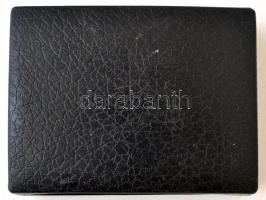 Aranyszínű mandzsettagombok és nyakkendőtű, dobozban