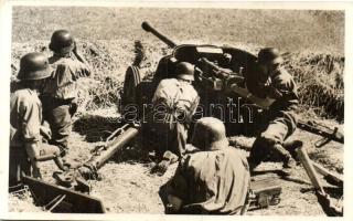 1943 Haditudósító Kiállítás, II. világháborús magyar katonák gépfegyverrel / WWII Hungarian soldier with machine gun  (Rb)