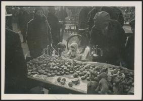 cca 1933 Kinszki Imre (1901-1945): Vásárban, jelzés nélküli vintage fotó a szerző hagyatékából, 4,5x6,5 cm