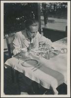 cca 1931 Kinszki Imre (1901-1945): Ebéd, jelzés nélküli vintage fotó a szerző hagyatékából, 9x6,5 cm