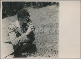 cca 1933 Kinszki Imre (1901-1945) fotografál saját fejlesztésű Kinsekta nevű fényképezőgépével, vintage fotó jelzés nélkül a szerző hagyatékából, 9x9 cm