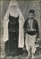 cca 1913 Kerny István (1879-1963): Mohamedán asszony a Balkánon, feliratozott vintage fotó a szerző hagyatékából, 22x15,5 cm