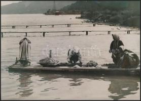 cca 1930 Kerny István (1879-1963): Heti nagymosás a Balatonban, pecséttel jelzett, vintage fotóművészeti alkotás, 12x17 cm