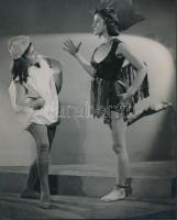 cca 1935 Leichtner Erzsébet vintage fotója Szentpál Olga gyermek tánccsoportjának tagjairól, pecséttel jelzett, 16,5x11,5 cm