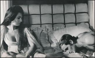 cca 1960 Mindenki másra gerjed..., vintage fotó, 14,5x23,5 cm