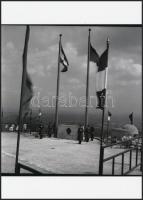 cca 1952 Budapest, betonbunker(géppuska fészek) és díszőrsége a Gellért-hegyen, korabeli negatívról készült későbbi nagyítás, 18x13 cm