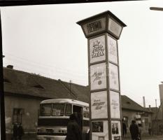 cca 1969 Budapest, 18A jelzésű autóbusz a megállóban, 2 db negatív felvétel, 6x6 cm