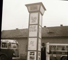 cca 1969 Budapest, 18A jelzésű autóbusz a megállóban, 2 db negatív felvétel, 6x6 cm