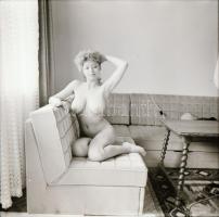 1987 Aktfotó negatívok, 13 db felvétel, tároló tasakban, 6x6 cm