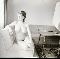 1987 Aktfotó negatívok, 13 db felvétel, tároló tasakban, 6x6 cm