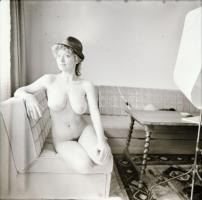 1987 Aktfotó negatívok, 13 db felvétel, tároló tasakban, 6x6 cm