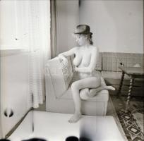 1987 Aktfotó negatívok, 13 db felvétel, tároló tasakban, 6x6 cm