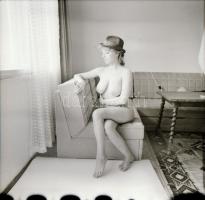 1987 Aktfotó negatívok, 13 db felvétel, tároló tasakban, 6x6 cm