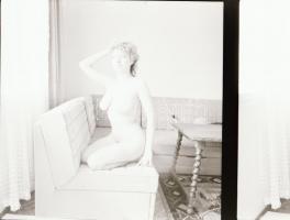 1987 Aktfotó negatívok, 13 db felvétel, tároló tasakban, 6x6 cm