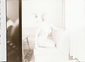 1987 Aktfotó negatívok, 13 db felvétel, tároló tasakban, 6x6 cm