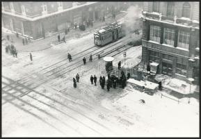 1963 Budapesti villamos és forgalmirányító rendőrbódé az Astóriánál, 1 db vintage fotó, 9x13 cm