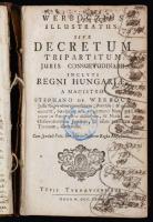 Werbőczy István: Werbőczius illustratus sive decretum tripartitum juris consuetudinarii inclyti regni Hungariae. Tyrnavia, 1775, Typis Tyrnaviensibus. Korabeli bőr kötés. Megviselt állapotban. A borítója kopott, sérült. A gerince sérült, de a könyvtest egyben van. Az elülső és hátsó kötéstáblán, a címlapon számos korabeli firka, jegyzet. A könyvben pár helyen ceruzás aláhúzás.