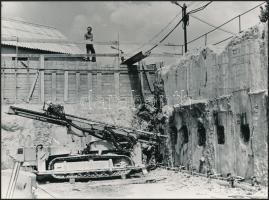 1983 Budapest, Árpád híd, pesti hídfőjénél, a Váci úton felül- és aluljáró építés, 11 db vintage fot...