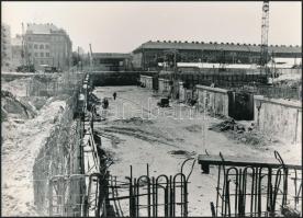 1983 Budapest, Árpád híd, pesti hídfőjénél, a Váci úton felül- és aluljáró építés, 11 db vintage fot...