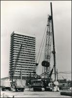 1983 Budapest, Árpád híd, pesti hídfőjénél, a Váci úton felül- és aluljáró építés, 11 db vintage fot...