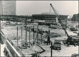 1983 Budapest, Árpád híd, pesti hídfőjénél, a Váci úton felül- és aluljáró építés, 11 db vintage fot...
