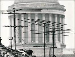 1972 Esztergom, Müller Ferenc: Felsőbb kapcsolat, pecséttel jelzett vintage fotóművészeti alkotás, 18x24 cm