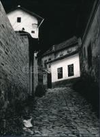 1972 Lelesz Péter: Sikátor, feliratozott vintage fotóművészeti alkotás, 24x18 cm