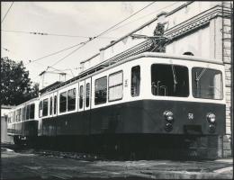 1990. szeptember 19. Budapest, régi fogaskerekű szerelvény felújítás előtt, 2 db vintage fotó Karai S. felirattal, 18x24 cm