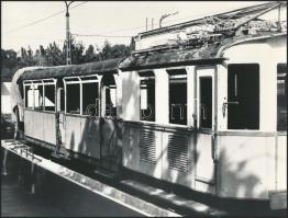 1990. szeptember 19. Budapest, régi fogaskerekű szerelvény felújítás előtt, 2 db vintage fotó Karai ...