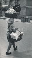1966 Gajdas Dezső: Piac után (Pécs), feliratozott vintage fotóművészeti alkotás, 23,5x13 cm