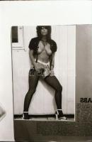 cca 1972 Akt reprók magazinokból, 32 db negatív tároló tasakban, 24x26 mm