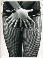 cca 1975 Tiltakozó mozdulat, vintage fotó jelzés nélkül, 24x18 cm / erotic photo, 24x18 cm