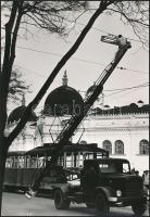 cca 1975 Szegedi villamos, Tatár Tibor feliratozott vintage fotója, 23,5x16 cm