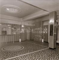 1973 Budapest, Tündér mozi kívül-belül, 4 db szabadon felhasználható negatív, 6x7 cm