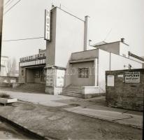 1973 Budapest, Táncsics mozi kívül-belül, 7 db szabadon felhasználható negatív, 6x7 cm