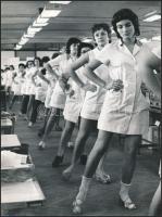 cca 1974 Munkahelyi torna a bugyigyárban, vintage fotó, 24x18 cm