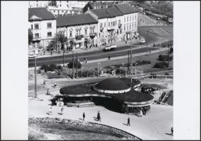 cca 1970-1977 Budapest, Moszkva tér, korabeli negatívról készült modern nagyítás, 18x18 cm és 1 db vintage fotó, 18x24 cm