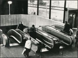 cca 1970-1977 Budapest, Moszkva tér, korabeli negatívról készült modern nagyítás, 18x18 cm és 1 db v...