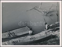 cca 1936 Dr. Amberg Ernő (Sopron): Kis kezdők, feliratozott, aláírt vintage fotóművészeti alkotás, 18x23,5 cm