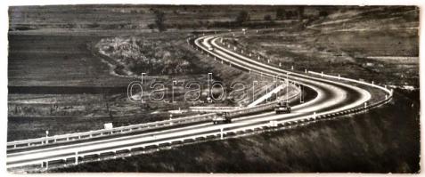 cca 1975 Zsigri Oszkár (1933-?): Útkanyar, feliratozott vintage fotóművészeti alkotás, kasírozva, 16,5x38,5 cm