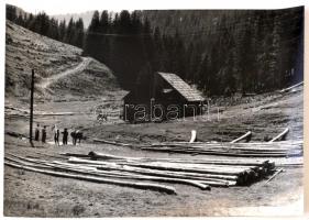 cca 1960 Krisch Béla: A hegyek között, pecséttel jelzett vintage fotóművészeti alkotás, 30x40 cm