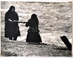 cca 1974 Darkó István: Nagymosás, feliratozott vintage fotóművészeti alkotás, 30x40 cm